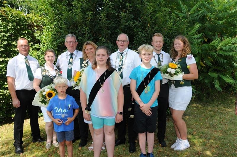 Die Majestäten Bianca Guthahn und Carsten Raap (hinten Mitte) mit ihrem Königshaus (nicht dabei ist Prinzessin Emmi Trzop).