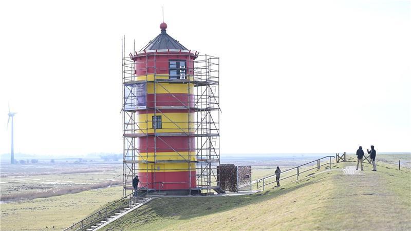 Frische Farbe für den Otto-Leuchtturm in Ostfriesland Die Malerarbeiten werden von der Deichacht Krummhörn übernommen.