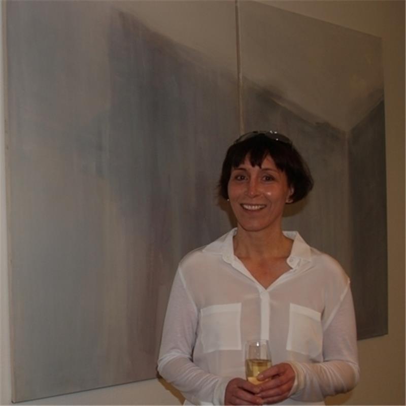 Die Malerin Britta Brüning vor ihrem Lieblingswerk, einem der fünf ausgestellten Bilder. Foto Felsch