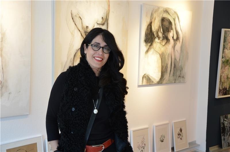 Die Malerin Leila Nik aus Teheran (Iran) ist für die Finissage ihrer Ausstellung in der Buxtehuder Galerie Flying Colours nach Buxtehude gekommen. Foto: Husung