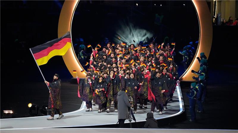 Die Mannschaft aus Deutschland wird von Fahnenträger Leon Draisaitl bei der Eröffnungsfeier der Olympischen Winterspiele Mailand Cortina 2026 angeführt.