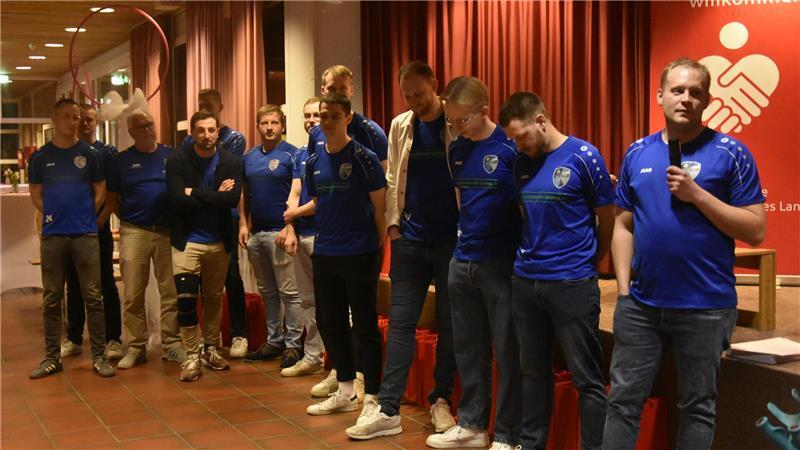 Die Mannschaft der 1. Herren aus der Spielgemeinschaft Lühe feiert gerne.