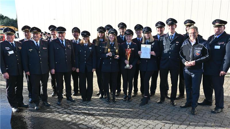 61 Teams dabei: Feuerwehren aus neun Landkreisen messen sich in Assel Die Mannschaft der Freiwilligen Feuerwehr Tönnhausen landete beim Bezirksentscheid der Leistungsvergleiche der Feuerwehren in Assel auf dem ersten Platz.