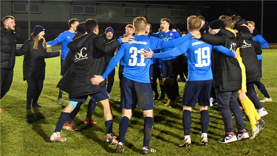 Die Mannschaft der SV Ahlerstedt/Ottendorf feiert ihren Sieg gegen den TuS Bersenbrück. Foto: Ahrens