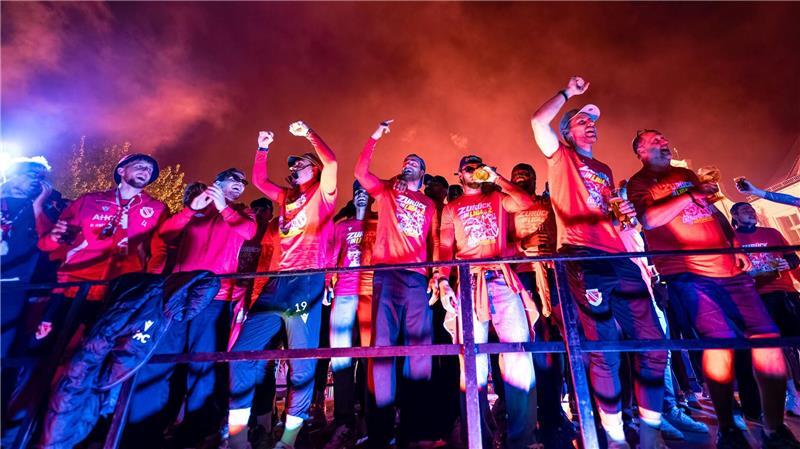 Die Mannschaft des FC Energie Cottbus feiert nach ihrer Rückkehr vom letzten Saisonspiel auf dem Cottbuser Altmarkt. 