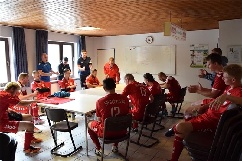 Die Mannschaft des SV Ottensen II macht sich kurz vor dem Spiel heiß. Die Taktik konnte das Team nicht immer umsetzen. Fotos: Battmer