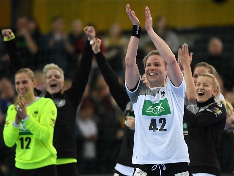 Die Mannschaft feiert die Rückkehrerin : Friederike Gubernatis wurde bei der Heim-WM bislang zwei Mal zur Spielerin des Spiels gewählt.