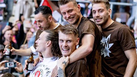 Die Mannschaft lässt sich feiern. Der FC St. Pauli steht vorzeitig als zweiter Aufsteiger in die Fußball-Bundesliga fest.