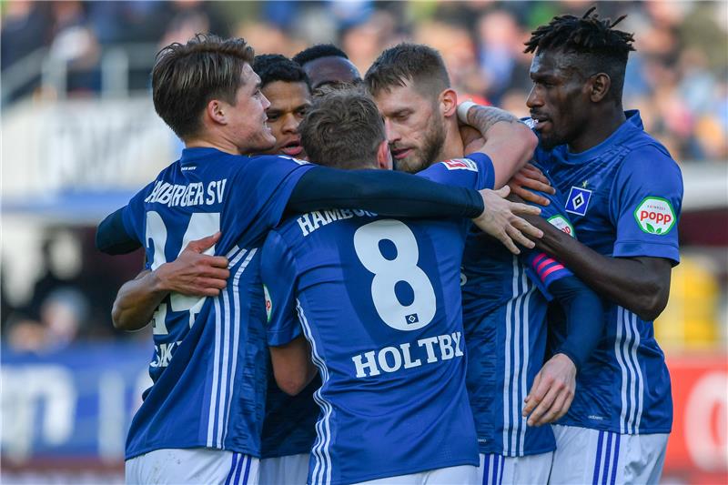 Die Mannschaft von Hamburg jubelt mit Aaron Hunt (Mitte) nach dem Treffer zum 0:1 gegen Ingolstadt. Foto: Armin Weigel/dpa