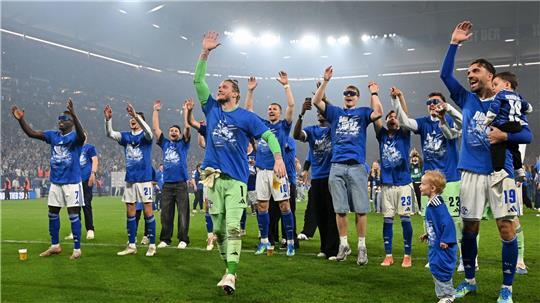 Die Mannschaft von Schalke 04 feierte den Aufstieg auf dem Platz.