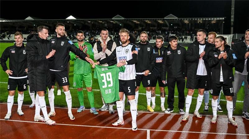 Die Mannschaft widmete dem verletzten Torhüter den ersten Heimsieg.