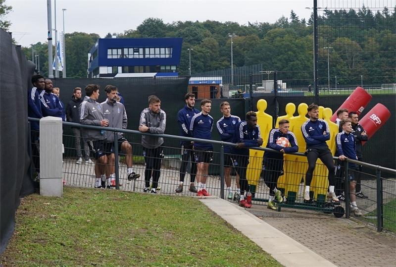 Die Mannschaft HSV beobachtet das Training der Fußball-Nationalmannschaft im Volkspark. Foto: Marcus Brandt/dpa