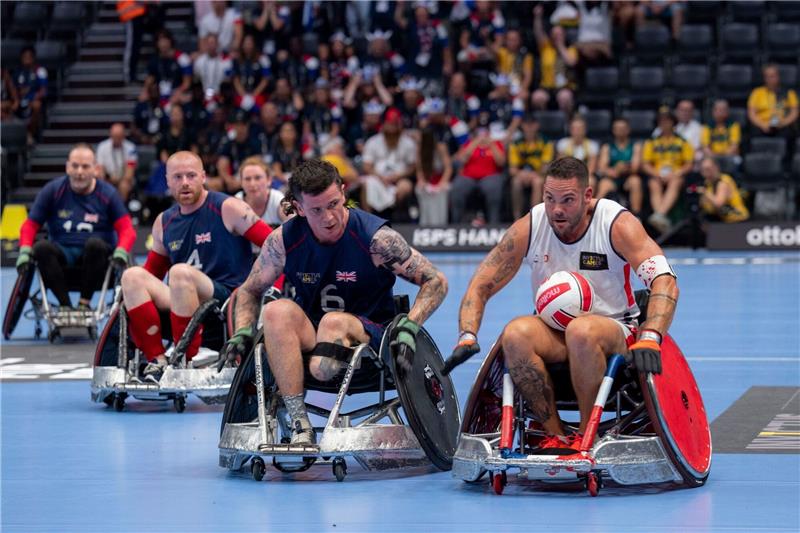 Wettkämpfe der Invictus Games gestartet Die Mannschaften von Frankreich (weiß) und Großbritannien (blau) treten im Rollstuhl-Rugby gegeneinander an.