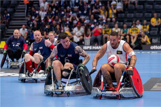 Die Mannschaften von Frankreich (weiß) und Großbritannien (blau) treten im Rollstuhl-Rugby gegeneinander an.