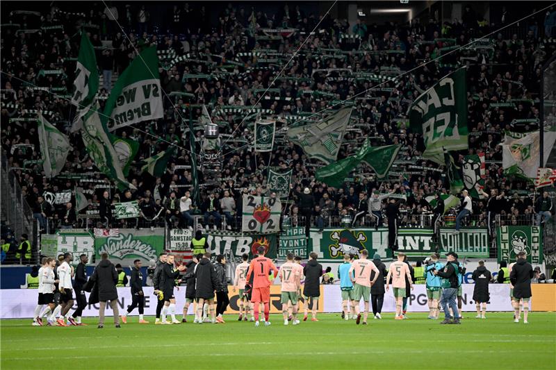 Fünfstelliger Betrag weg: Geld aus Kabine der Werder-Profis gestohlen Die Mannschaftskasse des Bremer Teams ist aus der Kabine gestohlen worden. Foto: Arne Dedert/dpa