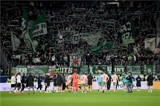 Die Mannschaftskasse des Bremer Teams ist aus der Kabine gestohlen worden. Foto: Arne Dedert/dpa