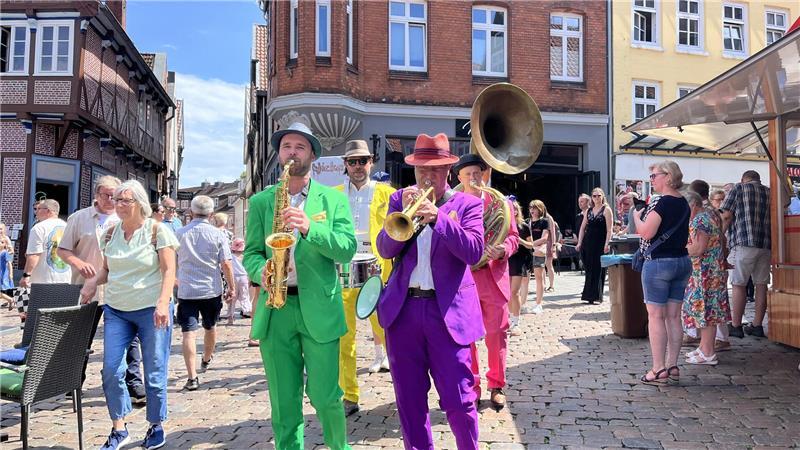 Altstadtfest Stade: So ging’s am Samstagabend in die heiße Phase Die Marching Band sorgte für fröhliche Stimmung.