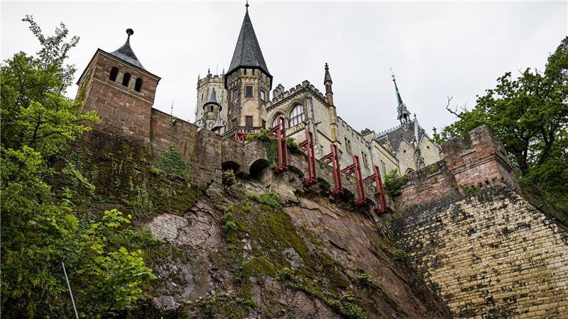 Die Marienburg wird mit einer Stahlkonstruktion gestützt.