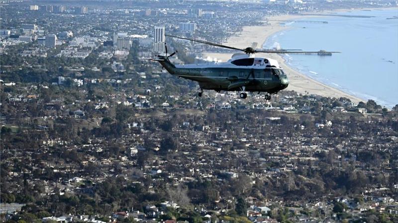 Die Marine One fliegt mit US-Präsident Donald Trump an Bord über die durch Brände zerstörten Gebiete von Los Angeles.