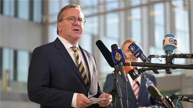 Die Marine verlegt derzeit zwei Schiffe in Richtung der Straße von Hormus - das gab Verteidigungsminister Pistorius bei einem Treffen mit seinen Nato-Kollegen in Brüssel bekannt. 
