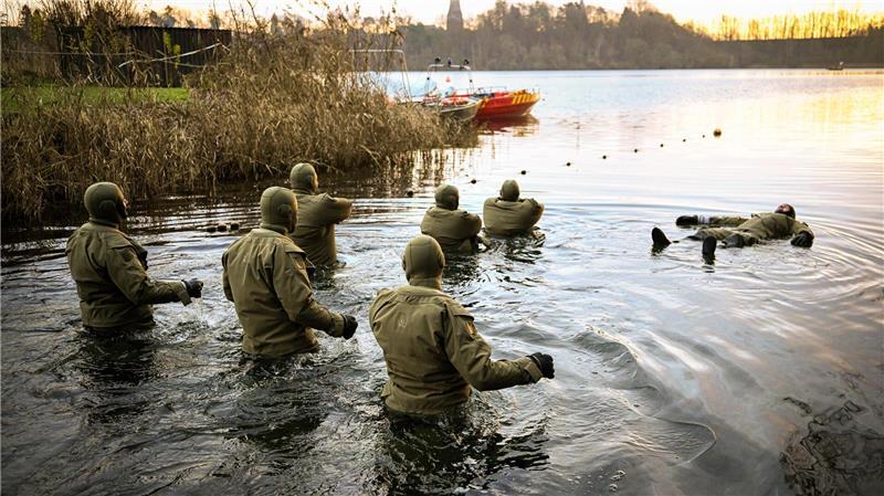 Die Marinetaucher trainieren im Kreidesee Hemmoor. 