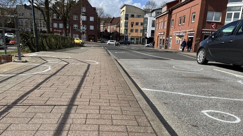 Die Markierungen der Spurensicherung sind am nächsten Tag noch gut zu sehen.