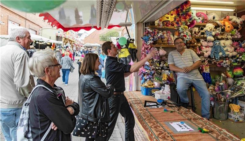 Die Marktstraße wird zur Budenmeile: Von Freitag bis Sonntag findet in Harsefelds Ortsmitte der Herbstmarkt statt. Foto: Martin Elsen/Stadtmarketing