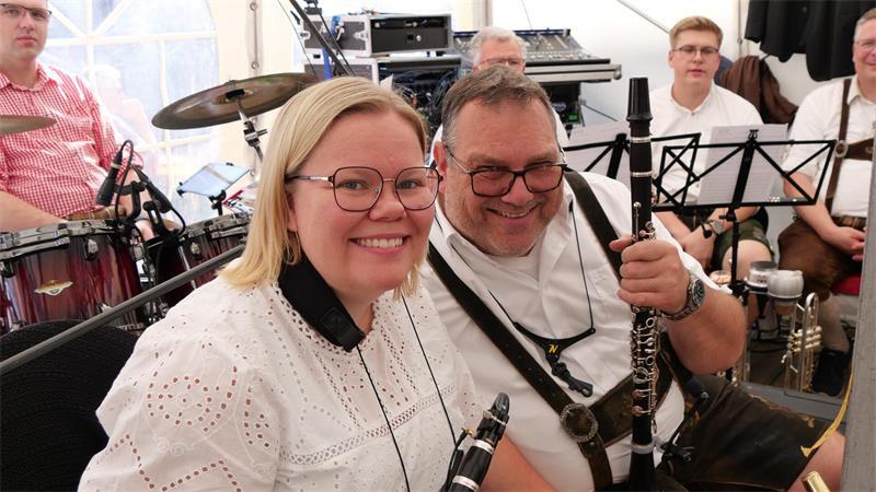 Bier, Trecker, Shopping: Das war am Sonntag los in der Buxtehuder Altstadt Die Marschband aus Lauenburg ist seit vielen Jahren beim Buxtehuder Oktoberfest dabei. Alexandra Funke und Christian Luttermann haben über die Jahre beobachtet, dass Volksmusik auch bei jüngeren Leuten wieder gut ankommt. Abends werde auch in Buxtehude auf den Bänken getanzt, während am Sonntagnachmittag eher gesetzteres Publikum ins Zelt komme, erzählen sie. „Auf der Vogelwiese" und „Sweet Caroline" dürfen nie fehlen, aber auch Norddeutsches wie den „Hamborger Veermaster" hat die Kapelle im Repertoire.
