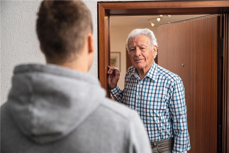 Die Masche ist nicht neu: Ein angeblicher Handwerker verwickelt die Senioren in ein Gespräch, während sich ein zweiter Mann in die Wohnung schleicht. Foto: www.polizeiberatung.de