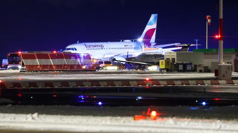 Glatteis: Airbus rutscht in Hamburg von Landebahn Die Maschine der Fluggesellschaft Eurowings muss abgeschleppt werden.