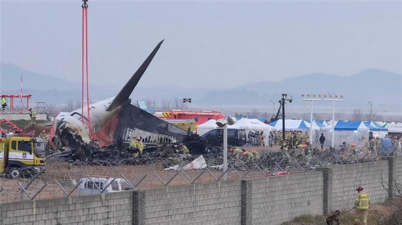 Die Maschine von Jeju Air zerschellte am Ende der Landebahn. 