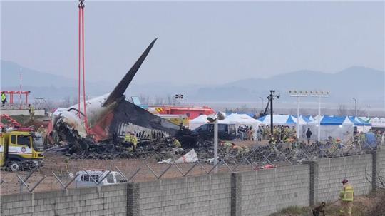 Die Maschine von Jeju Air zerschellte am Ende der Landebahn. 