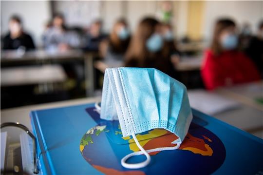 Die Maske gehört für Schüler längst zum Alltag. Nun sollen sie bald zusätzlich durch Raumluftanlagen geschützt werden. Foto: dpa