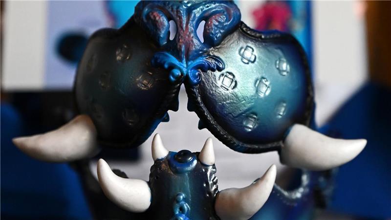 Die Maske ist für ein Cosplay des Charakters Derpy von den KPop Demon Hunters. 