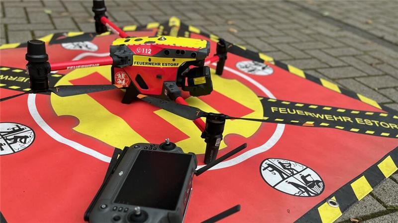 Schnell und präzise: Das kann die neue Drohne der Feuerwehr Estorf Die Matrice M30t ist schnell und bei fast jedem Wetter einsatztauglich. Auch die Steuerung ist wetterfest.