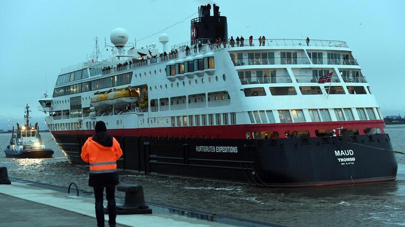 Die „Maud“ legt nach ihrer Odyssee in Bremerhaven an. Die Passagiere verfolgen das Anlegemanöver vom obersten Deck aus.