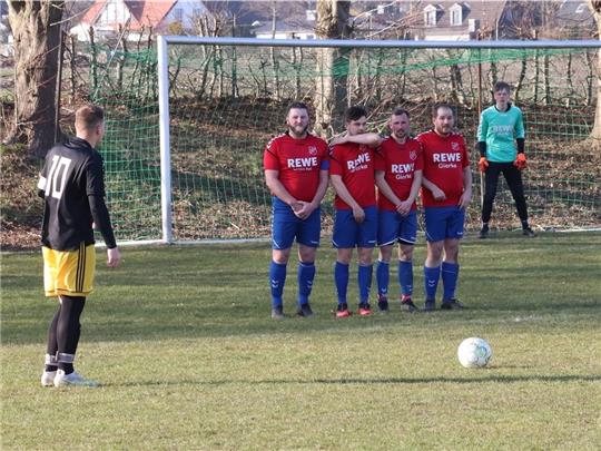 Die Mauer des SV Ottensen steht gut. Die Lage beim Traditionsverein der 1. Kreisklasse sieht aber deutlich schlechter aus. Die Buxtehuder stehen mit null Punkten auf dem letzten Platz. Foto: Brunsch