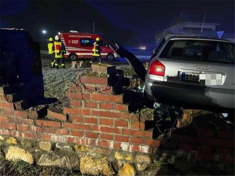 Zwei Schwerverletzte nach Unfall in Harsefelder Kreisel Die Mauer wurde bei dem Unfall fast vollständig zerstört. Fotos: Polizei