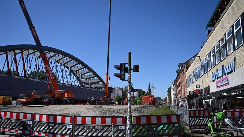 Friseurin an Verkehrsknoten Sternbrücke: „Das geht nicht mehr“ Die Max-Brauer-Allee bleibt laut DB bis Anfang September für Autos gesperrt.
