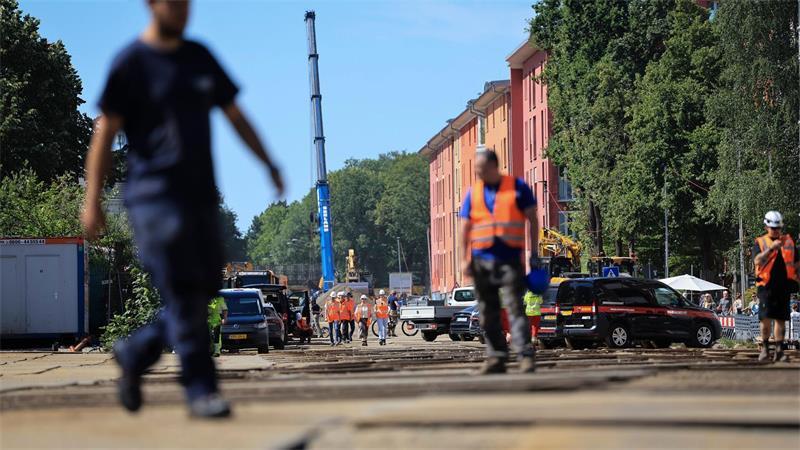 3.700-Tonnen-Brücke: Hamburgs Koloss stoppt nach wenigen Metern Die Max-Brauer-Allee ist für den Transport der neuen Sternbrücke vorbereitet.