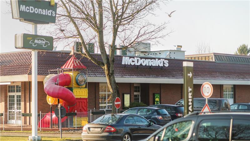Die McDonalds-Filiale an der Stresemannstraße in Bremerhaven ist in die Jahre genommen und wird über mehrere Wochen für den Totalumbau geschlossen.