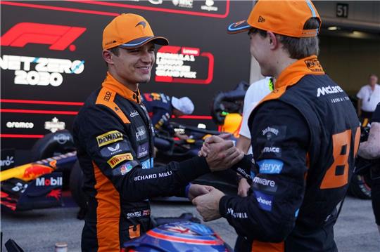 Die McLaren-Piloten Lando Norris (l) und Oscar Piastri belegten in Suzuka die Plätze zwei und drei.