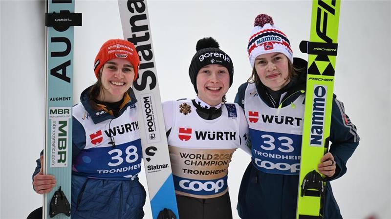 Mit „sieben Zwetschgen“ zu WM-Silber: Freitag belohnt sich Die Medaillengewinnerinnen: Freitag, Prevc und Stroem (v.l.) holten sich bei der WM Edelmetall.