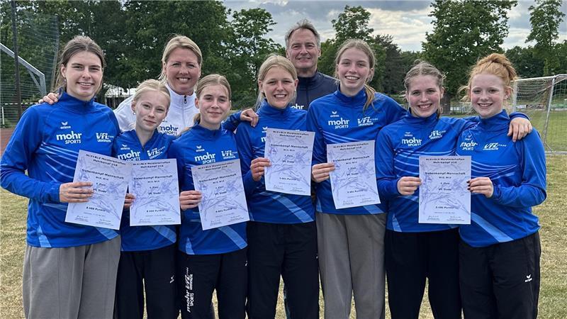 Landesmeisterschaften im Mehrkampf: Doppelerfolg für den VfL Stade Das Team des VfL Stade U16 freut sich und zeigt seine Urkunden.
