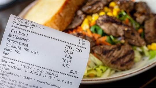 Die Mehrwertsteuer in der Gastronomie beträgt nicht mehr 19 Prozent, sondern nur noch 7, doch der Restaurantbesuch ist nicht günstiger geworden. (Archivbild)
