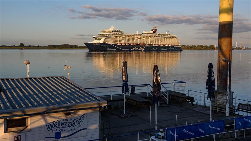 Kreuzfahrtschiff „Queen Mary 2“ schippert am Landkreis Stade vorbei Die „Mein Schiff 1“ hat Heinz J. Hannappel bereits am 24. August am Lühe-Anleger festgehalten.