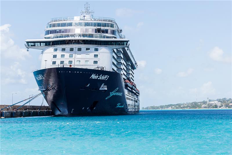 Wie umweltfreundlich ist die Kreuzfahrt? Die „Mein Schiff 3“ liegt vor Barbados: 2030 sollen erste Schiffe von Tui Cruises klimaneutral unterwegs sein. Foto: Laage/dpa