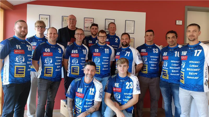 Die Meister der Regionsliga Ost mit Trainer Fabian Schild von Spangenberg (5. von links): Die 4. Handball-Herren des VfL wollen beim Sport Spaß haben.