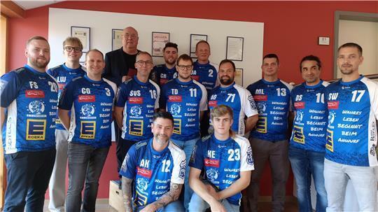 Die Meister der Regionsliga Ost mit Trainer Fabian Schild von Spangenberg (5. von links): Die 4. Handball-Herren des VfL wollen beim Sport Spaß haben.