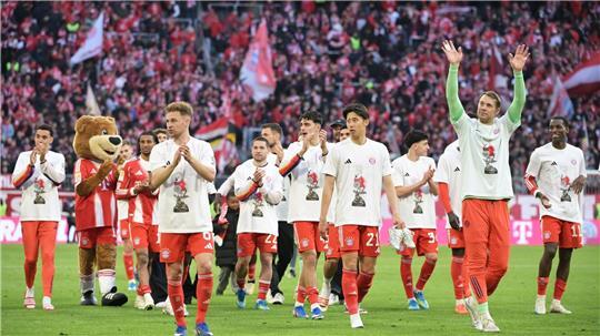 Die Meisterschaft schon in der Tasche: Spieler vom FC Bayern jubeln in der Allianz Arena in München nach dem Sieg gegen den VfB Stuttgart.